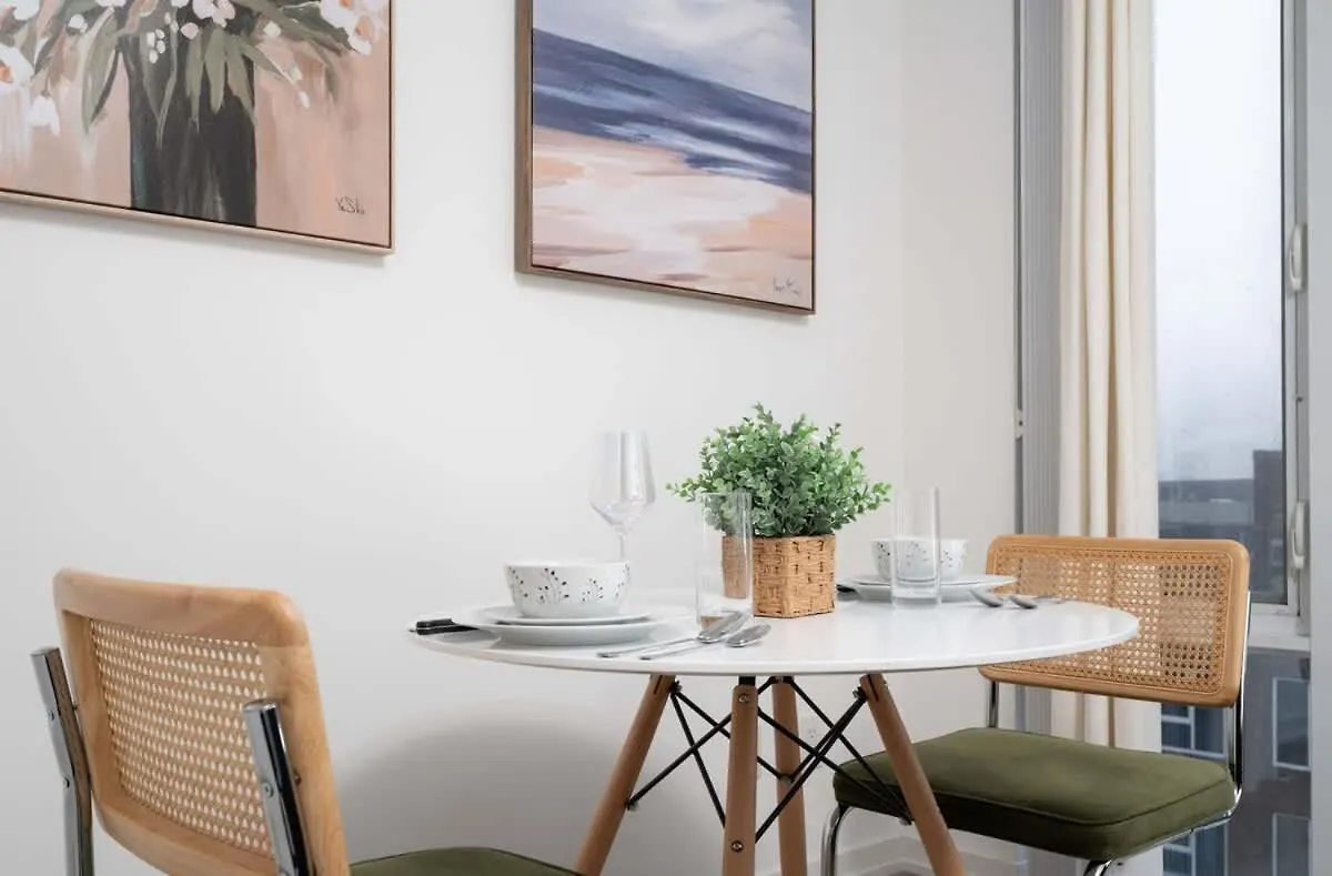 Midsize 1Bd Condo In Downtown Core Toronto