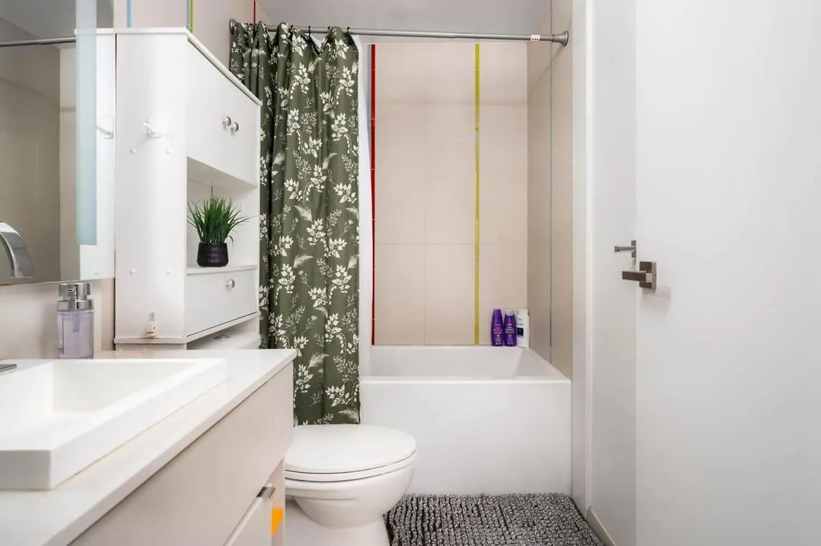 Midsize 1Bd Condo In Downtown Core Toronto Canada