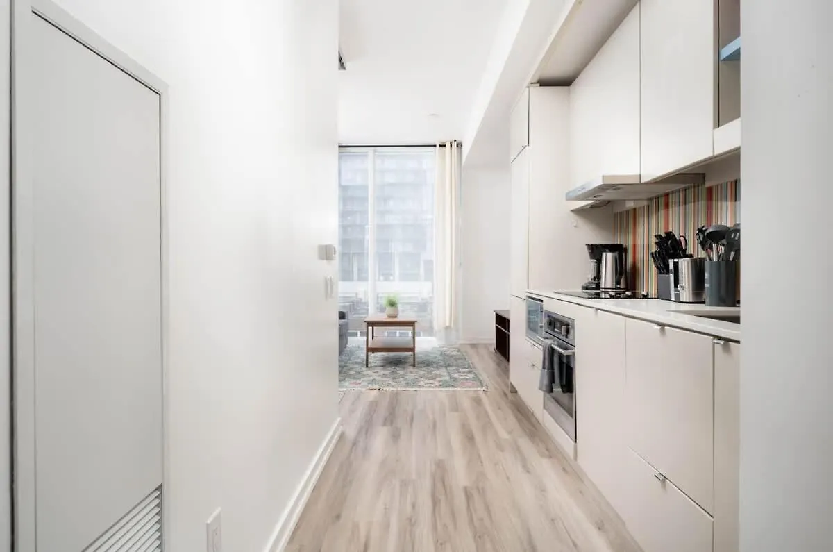 Midsize 1Bd Condo In Downtown Core Toronto Apartment