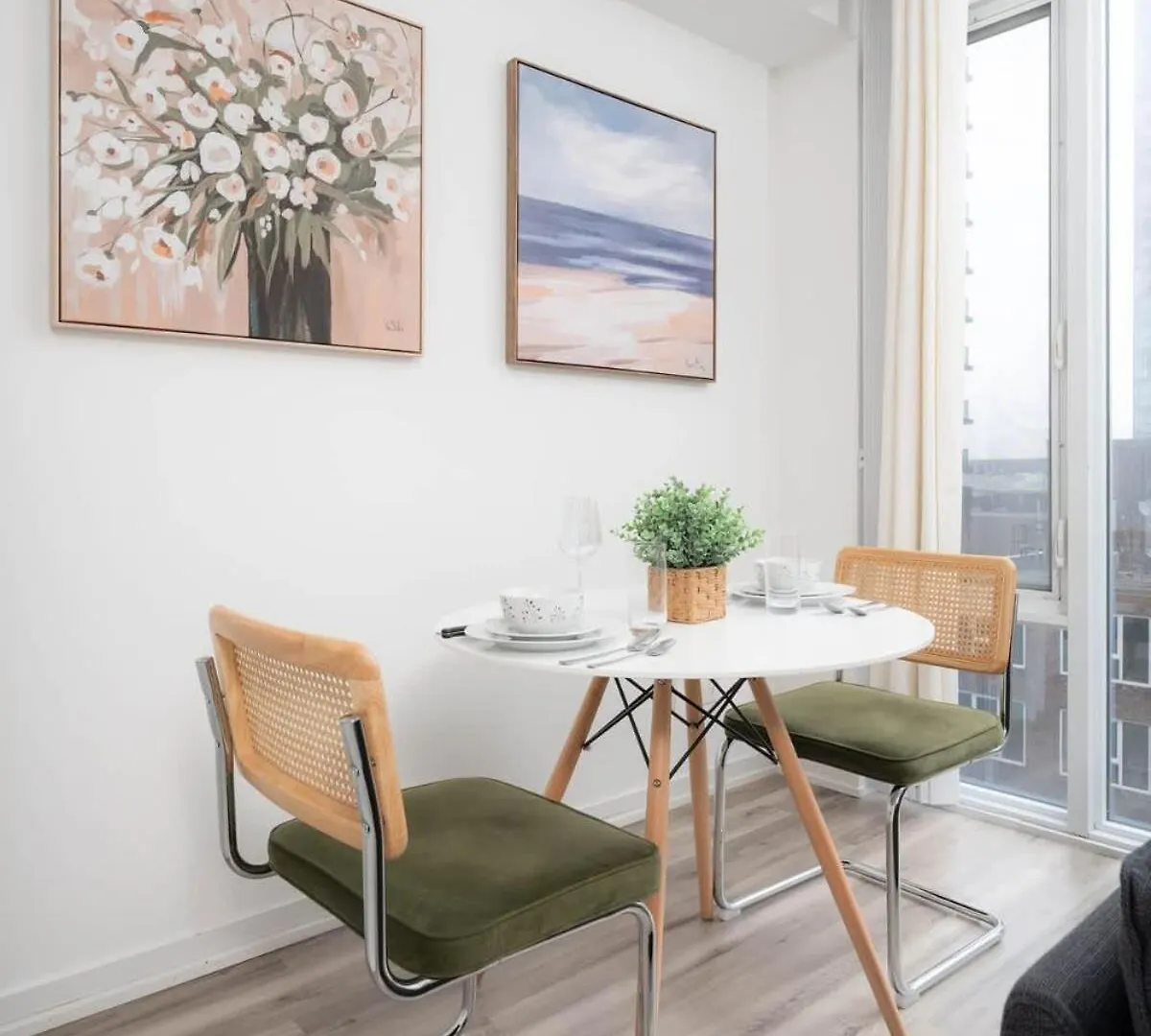 Midsize 1Bd Condo In Downtown Core Toronto Apartment